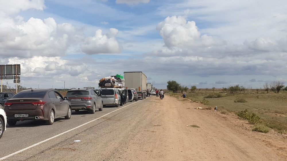 Бизнес в пробке: что на самом деле творится на границе с Казахстаном в Астраханской области