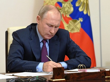 Президент России ратифицировал договоры о принятии новых территорий