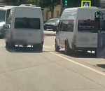 Водитель астраханской маршрутки грубо нарушил ПДД на глазах у полиции
