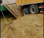 Дымились колеса: опубликованы кадры спасения большегруза, застрявшего на пароме в Астраханской области