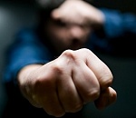 Пытался повалить на пол. В Астрахани набросились на полицейского