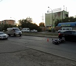 В Астрахани опрокинувшийся мотоцикл врезался в стоящую иномарку