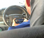 18-я маршрутка жжет: теперь засняли водителя, играющего за рулем в телефоне