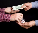 Астраханской супружеской паре не дали заработать на наркотиках