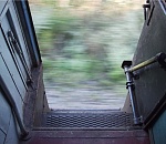 Нелегал выпрыгнул на ходу из поезда, чтобы попасть в Астрахань