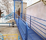 Депутат ГД РФ Леонид Огуль установил ещё один пандус в многоквартирном доме, где живет ребёнок-инвалид