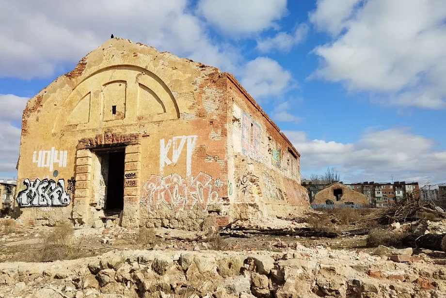 Руины мрачного памятника вновь выставили на продажу в Астрахани