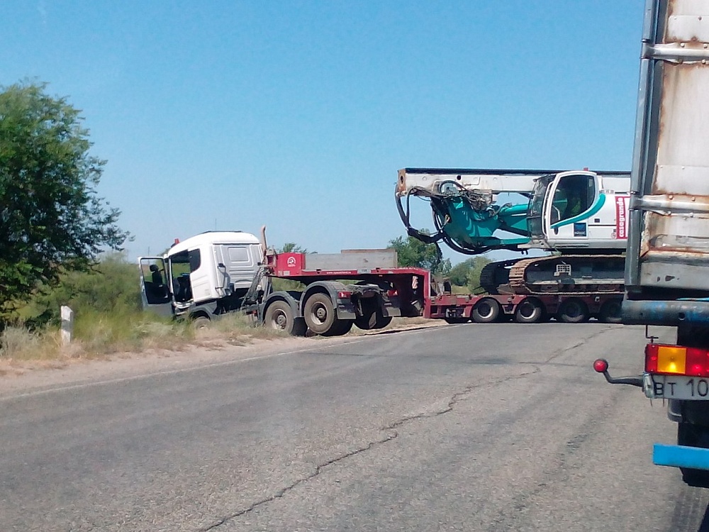 Под Астраханью съехавший на обочину грузовик перекрыл движение