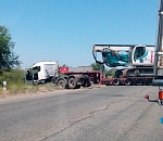 Под Астраханью съехавший на обочину грузовик перекрыл движение