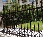 Трагедия в Советском районе: металлический штырь ограждения вонзился астраханцу в шею