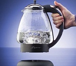 В Астрахани должник выпрыгнул из окна, спасая арестованный чайник