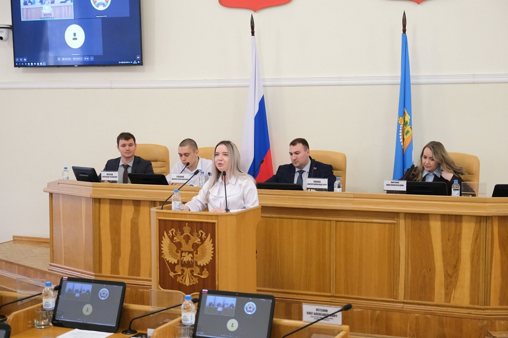 Молодые парламентарии из Астрахани и Луганска обменялись опытом