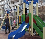 Новую детскую площадку установили в Астрахани на улице Луконина