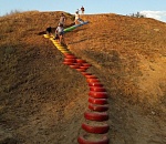 Астраханец  по собственной инициативе креативно благоустроил спуск к реке 