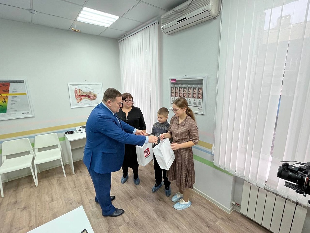 ЛУКОЙЛ подарил дорогостоящие слуховые аппараты двум астраханским детям