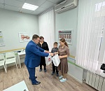 ЛУКОЙЛ подарил дорогостоящие слуховые аппараты двум астраханским детям