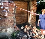 Как после бомбежки: в центре Астрахани несколько семей и ветеран войны с трудом выживают в аварийном доме