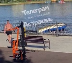 На Набережной Приволжского затона в Астрахани перевернулся катамаран с людьми