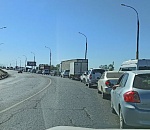 Новый мост второй день мается в пробке