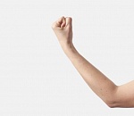 Астраханка набросилась на полицейского с кулаками, когда он потянулся за бутылкой