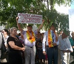 У здания Облдумы собрались астраханцы, выступающие против повышения пенсионного возраста