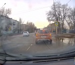 Астраханская полиция нашла по видео водителя, который чудом не сбил человека