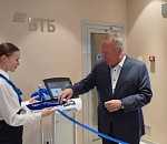 Глава ВТБ Андрей Костин открыл первый офис банка в Луганске