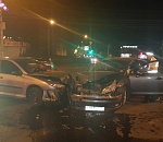 Ночью в Астрахани в лобовом столкновении пострадали две иномарки