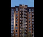 Рабочие устроили мусоропад с балкона астраханской новостройки