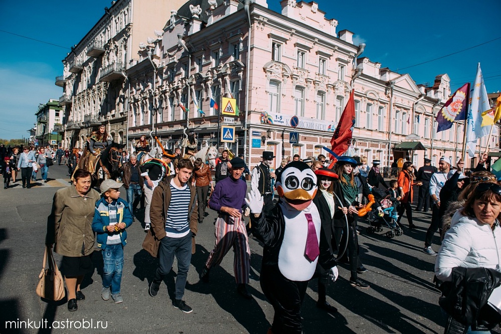 Карнавальным шествием открылся фестиваль в Астрахани