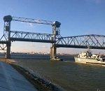 Астраханцев предупреждают о закрытии для проезда Старого моста