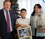 Глава астраханского минздрава исполнил новогоднее желание сына добровольца СВО