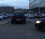 В Астрахани автоледи перекрыла всем автомобилистам выезд с парковки ТЦ