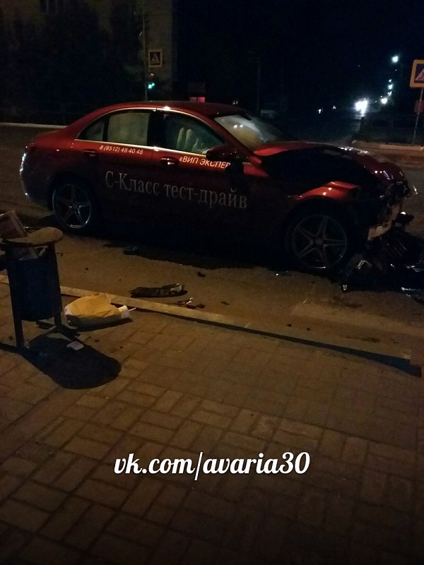 В Астрахани тестовый Мерседес проверили на прочность в аварии. Фото 