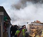 В Ленинском районе Астрахани на площади 180 кв. метров полыхает огонь