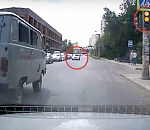 Хитрее всех. Приора так торопилась, что объехала пробку на красный и по встречке 