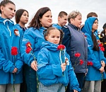 Астраханцы возложили цветы к мемориалу в Хулхуте 
