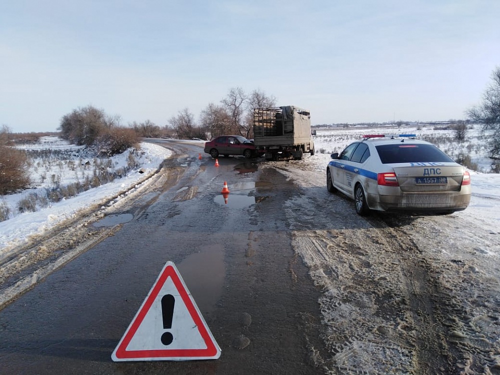 ﻿Под Астраханью иномарка влетела в грузовую ГАЗель: пострадали ребёнок и его мать