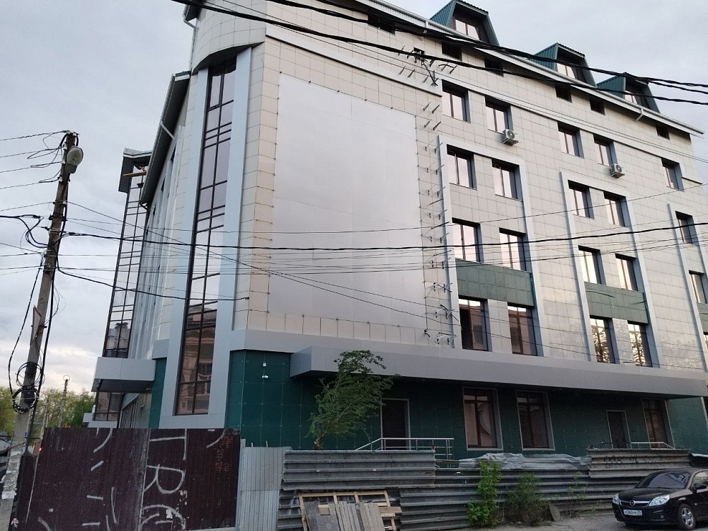 Знаменитую заброшку в центре Астрахани начали достраивать