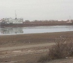 Теплоход с 14 моряками, застрявший под Астраханью две недели назад, никак не спасут