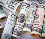 Курс доллара впервые с 11 февраля опустился ниже 75 рублей