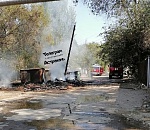 В Астрахани из-за пожара на мусорке рухнули и закоротили электропровода, видео