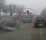 Эвакуатор в Астрахани уронил авто полиции после скачка на их "лежачем" коллеге