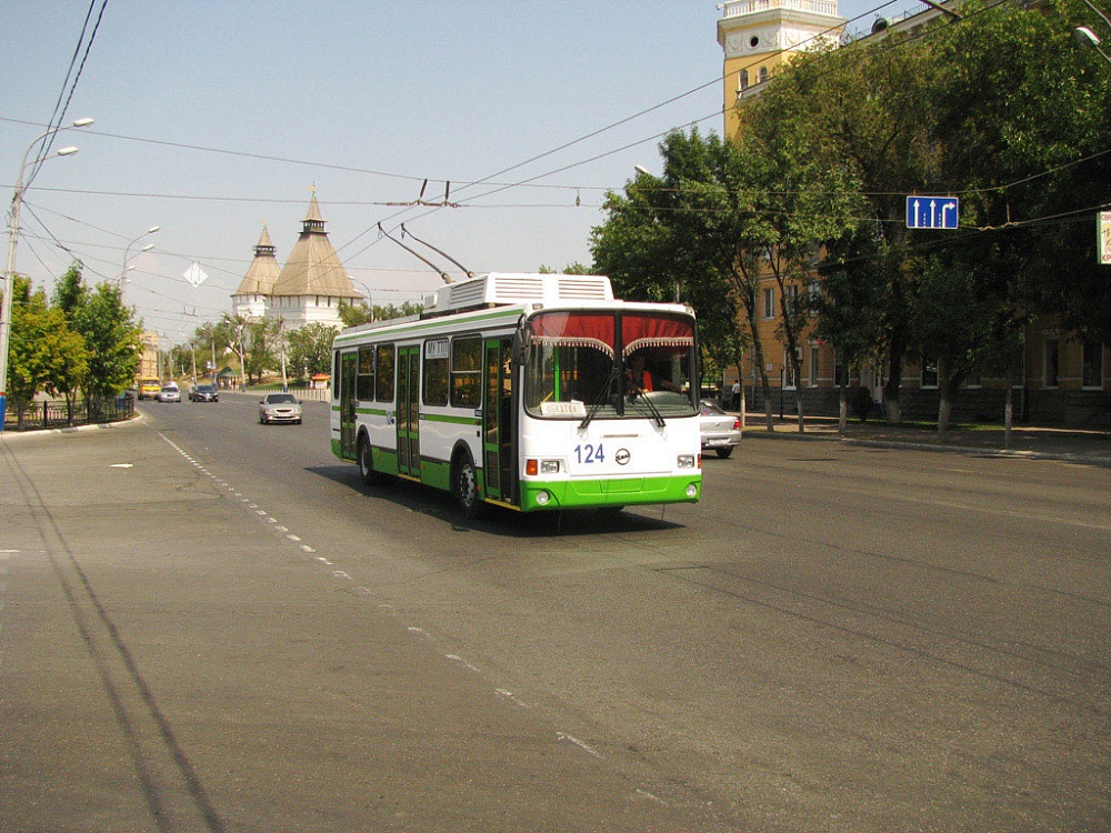 Замер троллейбус в троллейбусном парке