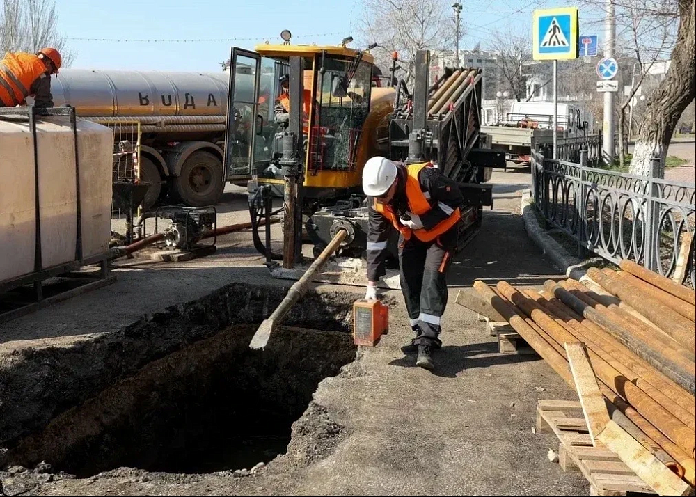 Масштабные работы по реконструкции напорного коллектора идут в центре Астрахани