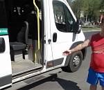 В Астрахани пенсионерка выпала из маршрутки из-за слишком ретивого водителя