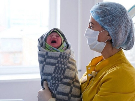 Астраханская область продолжает лидировать в ЮФО по уровню рождаемости и снижает смертность