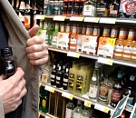 В одном из магазинов Астрахани мужчина вынес несколько бутылок алкоголя