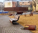 В Астрахани вандалы разгромили десятки урн в парке «Дружба»