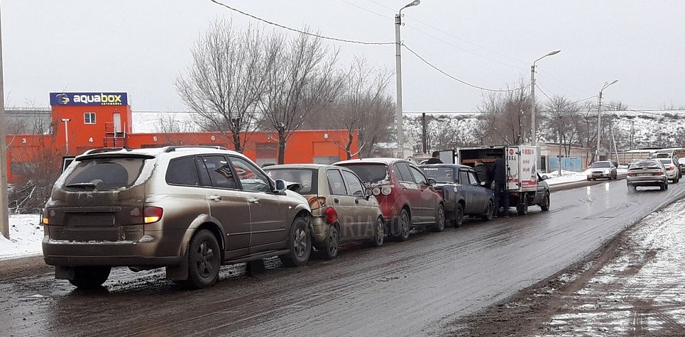 Скользкие улицы, машинки целуются: в Астрахани образовался паровозик из машин